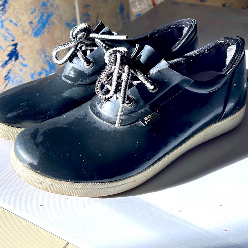 These low rise Bogs rain shoes are barely worn. Use for rainy days or gardening!